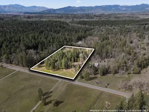 522 Jackadel Ln, Cave Junction, OR 97523