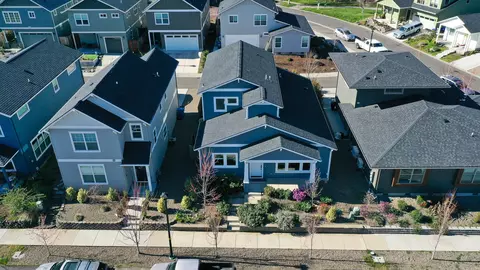 256 Rockfellow Pl, Talent, OR 97540