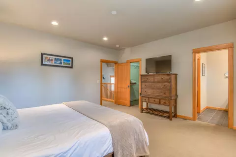 Bedroom - 57135 Evergreen Loop, Sunriver, OR 97707 photo 2 of 6