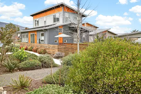 100 Dunn Cir, Ashland, OR 97520