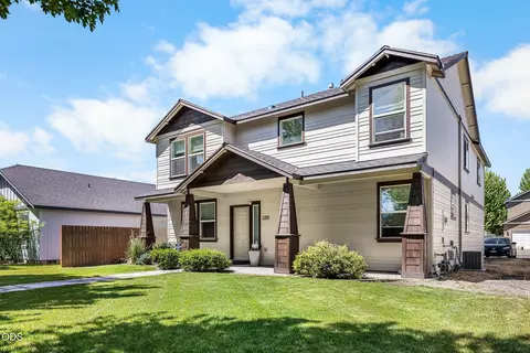 1331 NE 4th St, Redmond, OR 97756