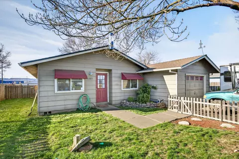 8207 Division Rd, White City, OR 97503