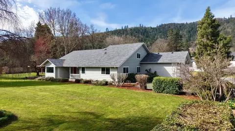 9401 Old Stage Rd, Central Point, OR 97502