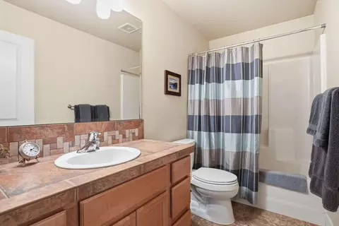 Bath - 62763 Hawkview Rd, Bend, OR 97701 photo 4 of 4