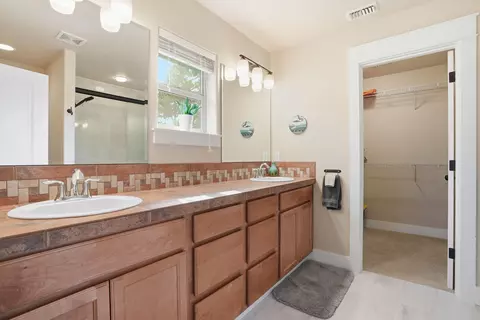 Bath - 62763 Hawkview Rd, Bend, OR 97701 photo 1 of 4