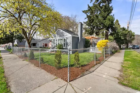 244 NE B St, Grants Pass, OR 97526