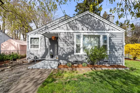 244 NE B St, Grants Pass, OR 97526