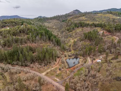 2527 Crowfoot Rd, Eagle Point, OR 97524 photo 3