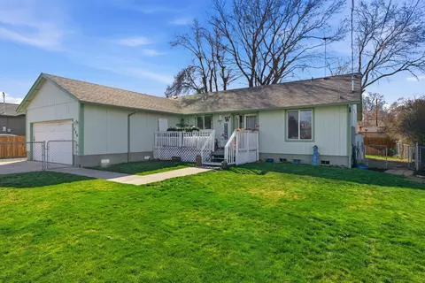 306 SE 8th St, Madras, OR 97741