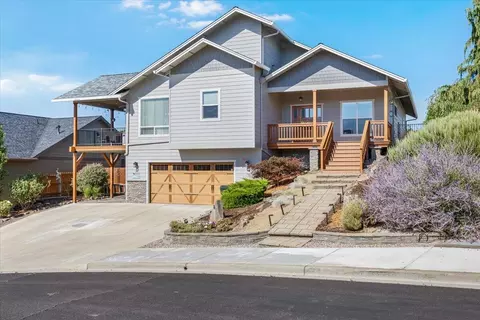 16 Terra Linda Ct, Eagle Point, OR 97524