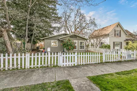 707 SW I St, Grants Pass, OR 97526