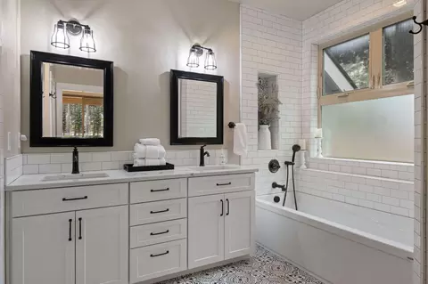 Bath - 17181 Merganser Dr, Bend, OR 97707 photo 1 of 5