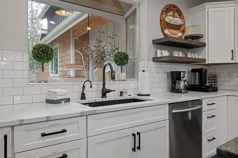 Kitchen - 17181 Merganser Dr, Bend, OR 97707 photo 3 of 4