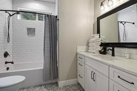 Bath - 17181 Merganser Dr, Bend, OR 97707 photo 4 of 5