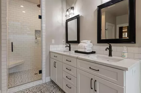 Bath - 17181 Merganser Dr, Bend, OR 97707 photo 2 of 5