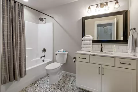 Bath - 17181 Merganser Dr, Bend, OR 97707 photo 3 of 5
