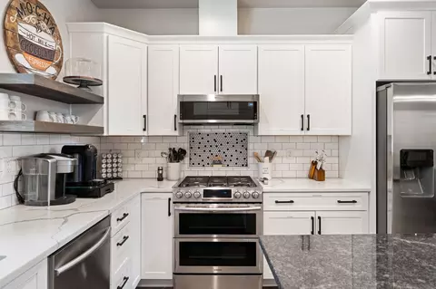 Kitchen - 17181 Merganser Dr, Bend, OR 97707 photo 4 of 4