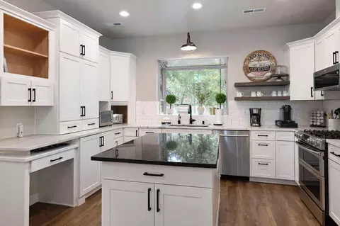 Kitchen - 17181 Merganser Dr, Bend, OR 97707 photo 2 of 4