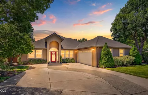 374 Leandra Ln, Eagle Point, OR 97524