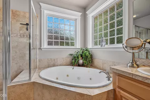 Bath - 374 Leandra Ln, Eagle Point, OR 97524 photo 4 of 5
