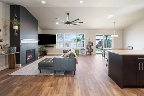 270 NW 33rd St, Redmond, OR 97756