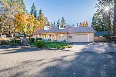 1025 Anglers Pl, Shady Cove, OR 97539