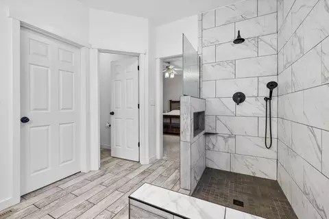 Bath - 997 SE Shadowood Dr, Bend, OR 97702 photo 1 of 3