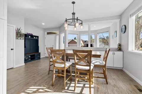 Dining - 997 SE Shadowood Dr, Bend, OR 97702 photo 1 of 2