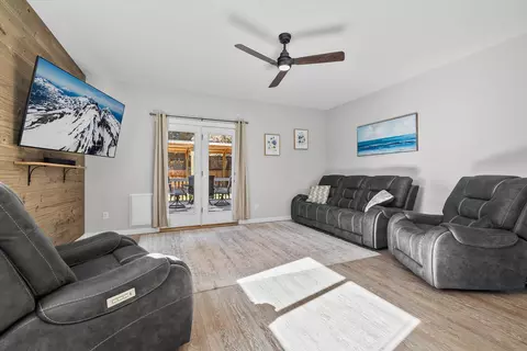 Living - 997 SE Shadowood Dr, Bend, OR 97702 photo 1 of 1