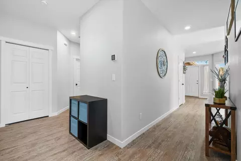 Entry Way - 997 SE Shadowood Dr, Bend, OR 97702 photo 2 of 3