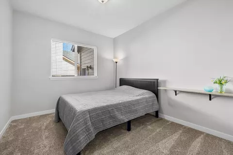 Bedroom - 997 SE Shadowood Dr, Bend, OR 97702 photo 4 of 5