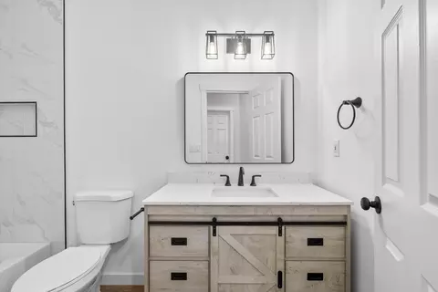 Bath - 997 SE Shadowood Dr, Bend, OR 97702 photo 2 of 3