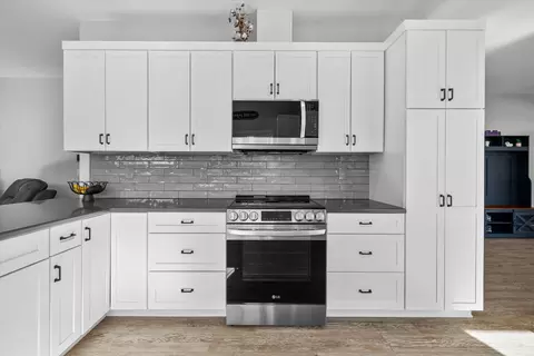 Kitchen - 997 SE Shadowood Dr, Bend, OR 97702 photo 2 of 4