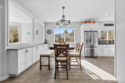 Dining - 997 SE Shadowood Dr, Bend, OR 97702 photo 2 of 2