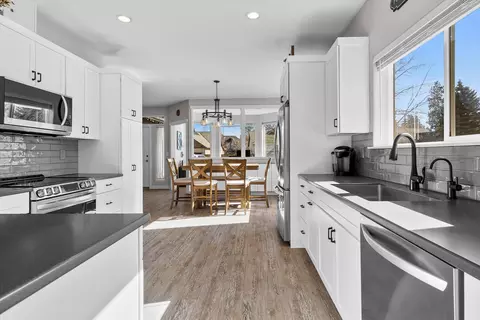 Kitchen - 997 SE Shadowood Dr, Bend, OR 97702 photo 3 of 4