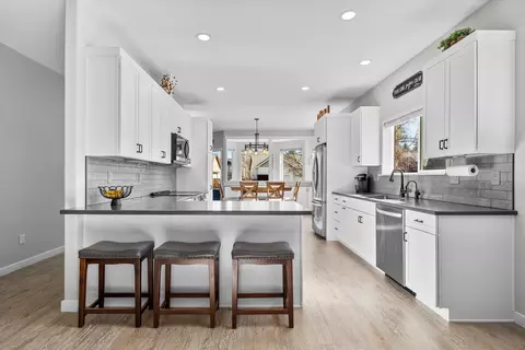 Kitchen - 997 SE Shadowood Dr, Bend, OR 97702 photo 4 of 4