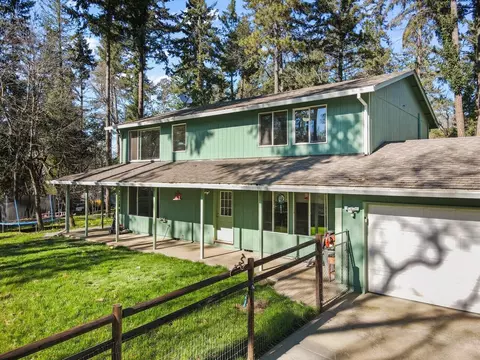 Exterior - 1438 Summit Loop, Grants Pass, OR 97527 photo 5 of 9