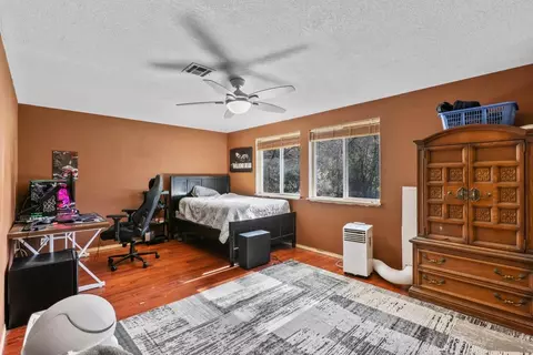 Bedroom - 1438 Summit Loop, Grants Pass, OR 97527 photo 2 of 4