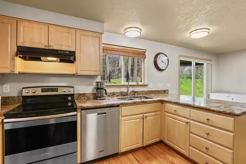 Kitchen - 1438 Summit Loop, Grants Pass, OR 97527 photo 1 of 2
