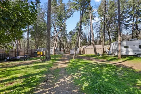 Exterior - 1438 Summit Loop, Grants Pass, OR 97527 photo 7 of 9