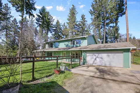 Exterior - 1438 Summit Loop, Grants Pass, OR 97527 photo 3 of 9