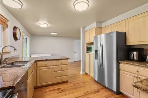 Kitchen - 1438 Summit Loop, Grants Pass, OR 97527 photo 2 of 2