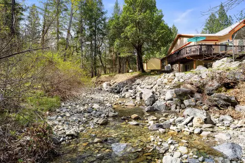 8081 W Evans Creek Rd, Rogue River, OR 97537