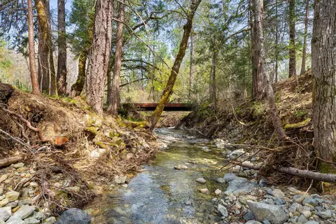 8081 W Evans Creek Rd, Rogue River, OR 97537