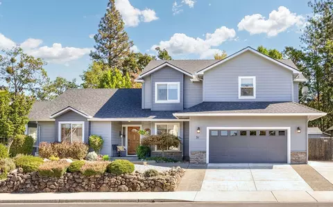 31 Wildwood Dr, Eagle Point, OR 97524