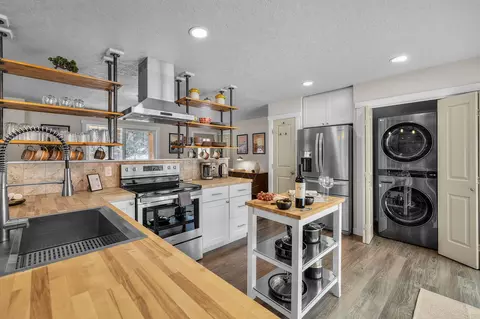Kitchen - 69322 Hackamore, Sisters, OR 97759 photo 3 of 7