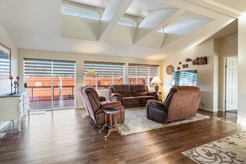 1875 NE 6th St, Redmond, OR 97756