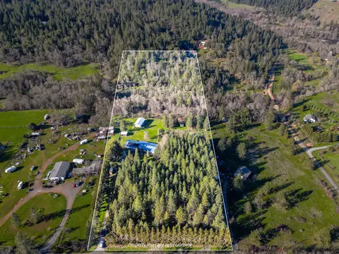 230 Hussey Ln, Grants Pass, OR 97527