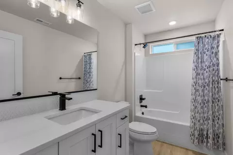 Bath - 3831 NE Tellus Dr, Bend, OR 97701 photo 1 of 3