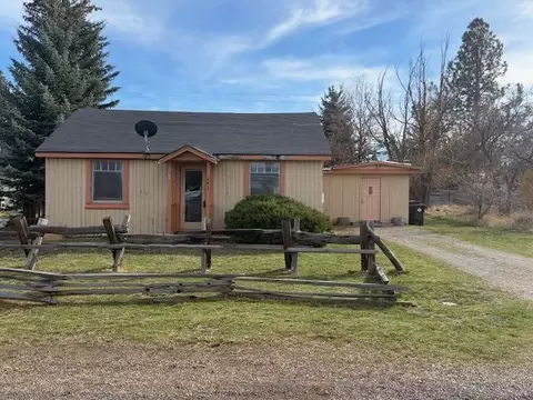 243 W Adams Ave, Sisters, OR 97759